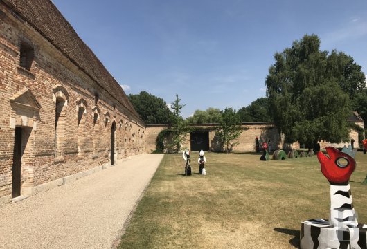 En pleine forêt solognote,  de vastes dépendances d'origine militaire dédiées aux arts contemporains - photo  n°2