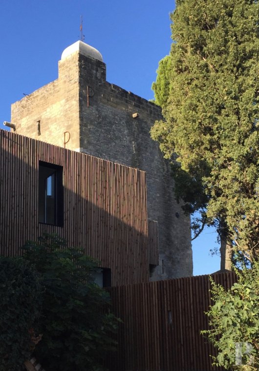En plein cœur du Gard, non loin d’Uzès, une tour millénaire et contemporaine - photo  n°3