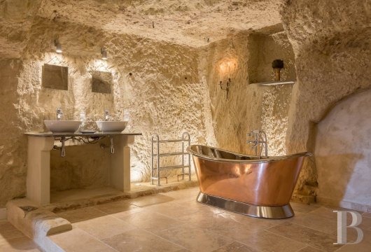 Dans le Val de Loire, face à Amboise,  une maison troglodytique tout en confort et lumière - photo  n°11