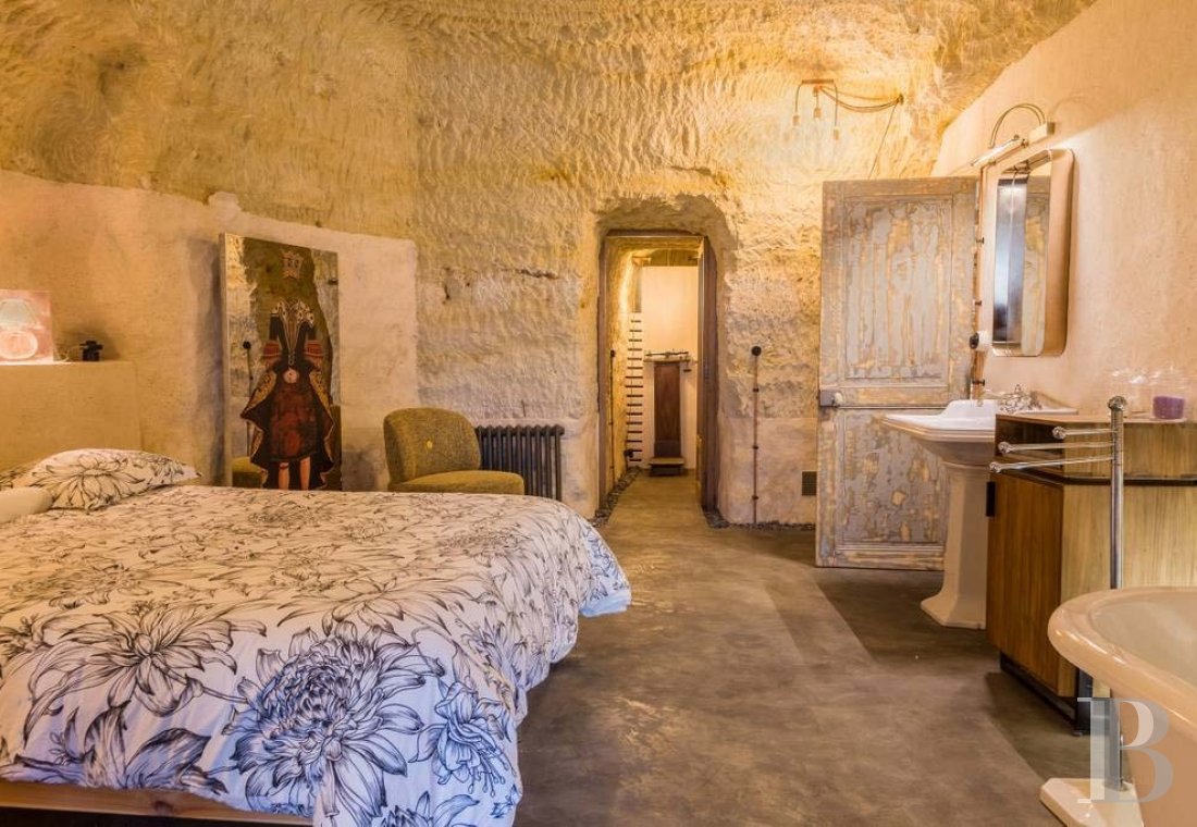 Dans le Val de Loire, face à Amboise,  une maison troglodytique tout en confort et lumière - photo  n°31
