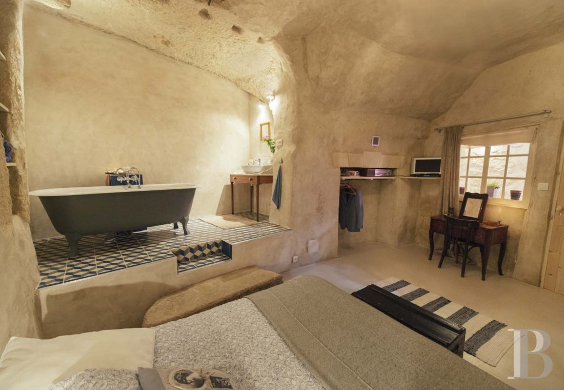 Dans le Val de Loire, face à Amboise,  une maison troglodytique tout en confort et lumière - photo  n°23