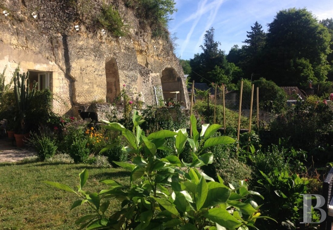 Dans le Val de Loire, face à Amboise,  une maison troglodytique tout en confort et lumière - photo  n°3