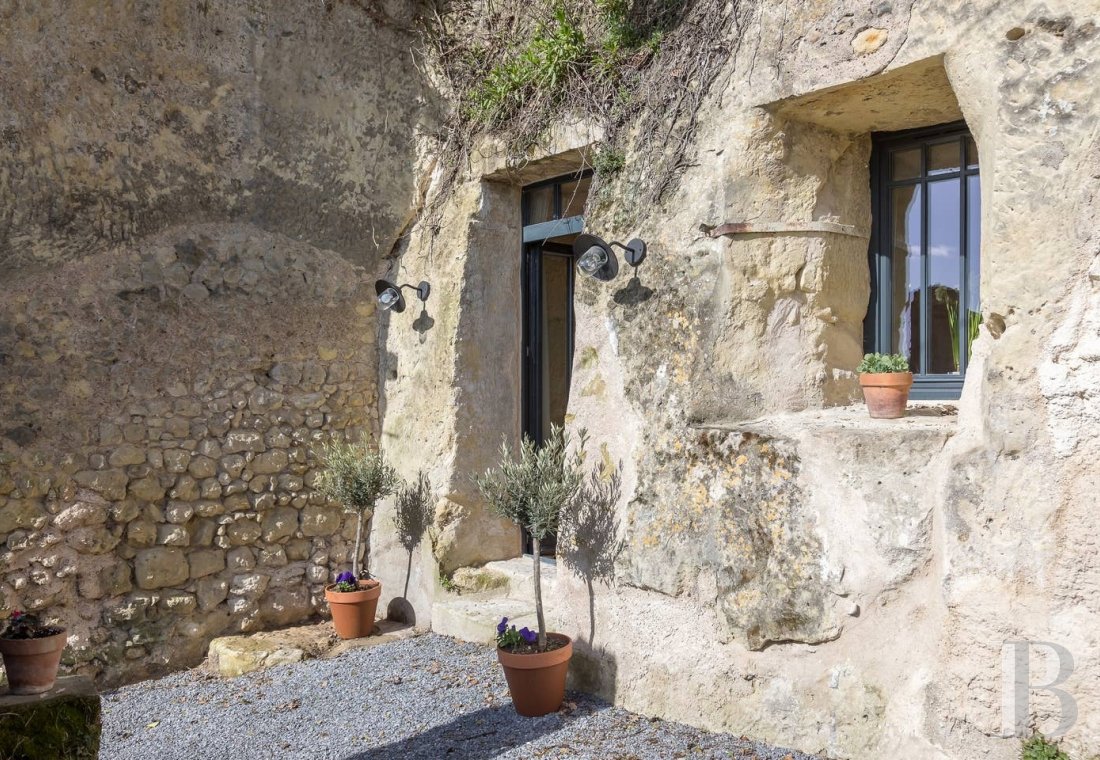 Dans le Val de Loire, face à Amboise,  une maison troglodytique tout en confort et lumière - photo  n°1