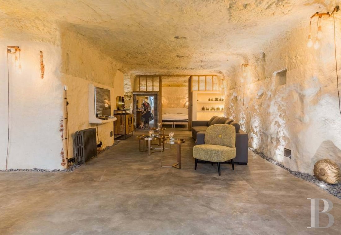 Dans le Val de Loire, face à Amboise,  une maison troglodytique tout en confort et lumière - photo  n°17