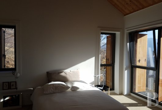Au sud-ouest de Briançon,  un chalet contemporain dominant la vallée de la Durance - photo  n°11