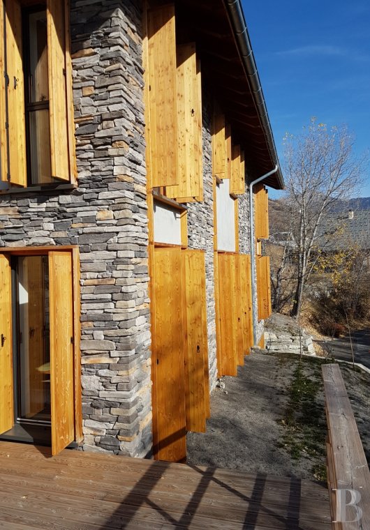 Au sud-ouest de Briançon,  un chalet contemporain dominant la vallée de la Durance - photo  n°13