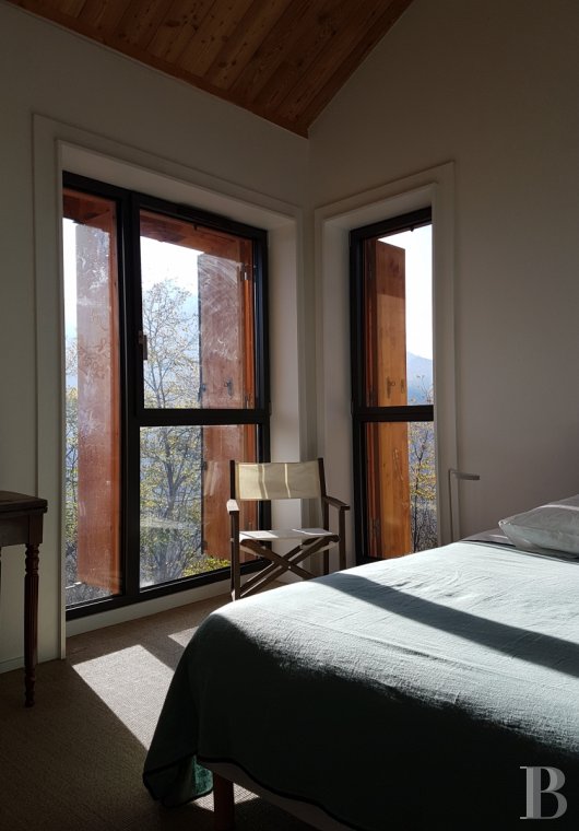 Au sud-ouest de Briançon,  un chalet contemporain dominant la vallée de la Durance - photo  n°14