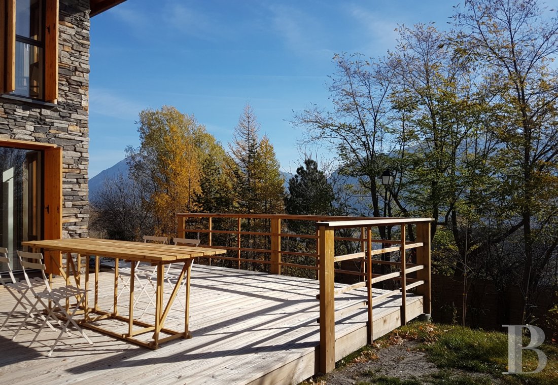 Au sud-ouest de Briançon,  un chalet contemporain dominant la vallée de la Durance - photo  n°7