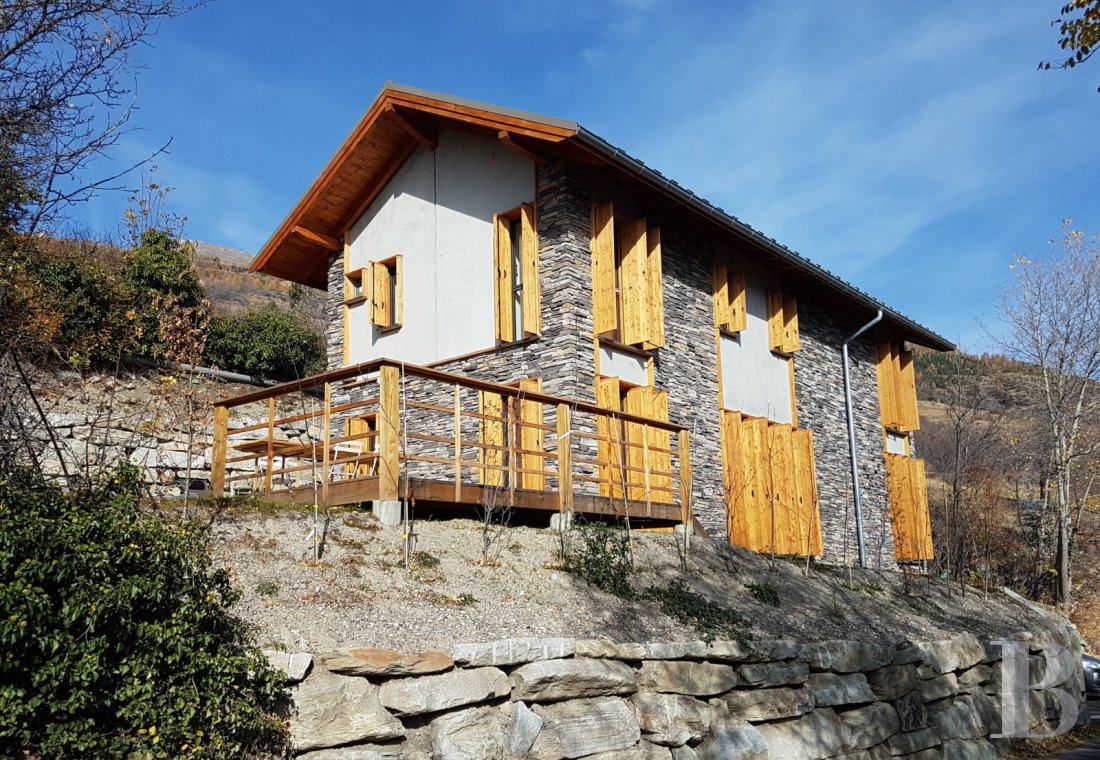 Au sud-ouest de Briançon,  un chalet contemporain dominant la vallée de la Durance - photo  n°2