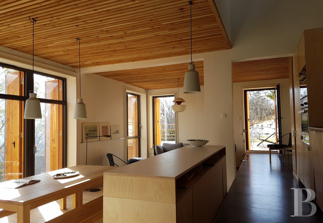 Au sud-ouest de Briançon,  un chalet contemporain dominant la vallée de la Durance - photo  n°4