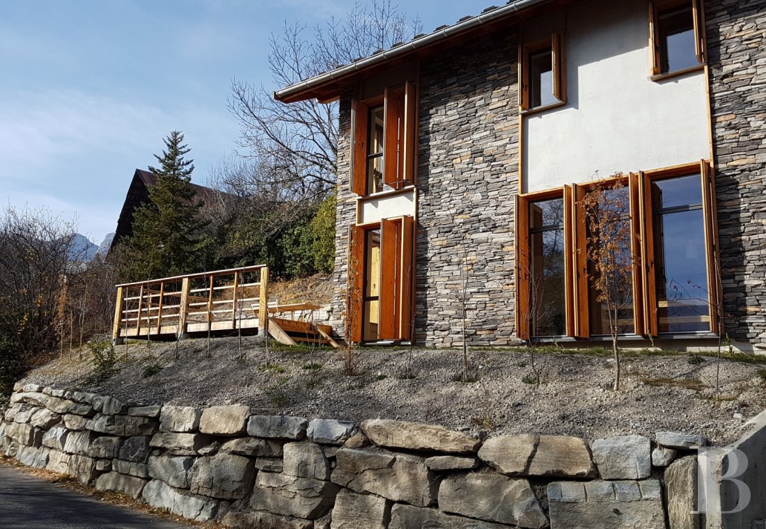 Au sud-ouest de Briançon,  un chalet contemporain dominant la vallée de la Durance - photo  n°3