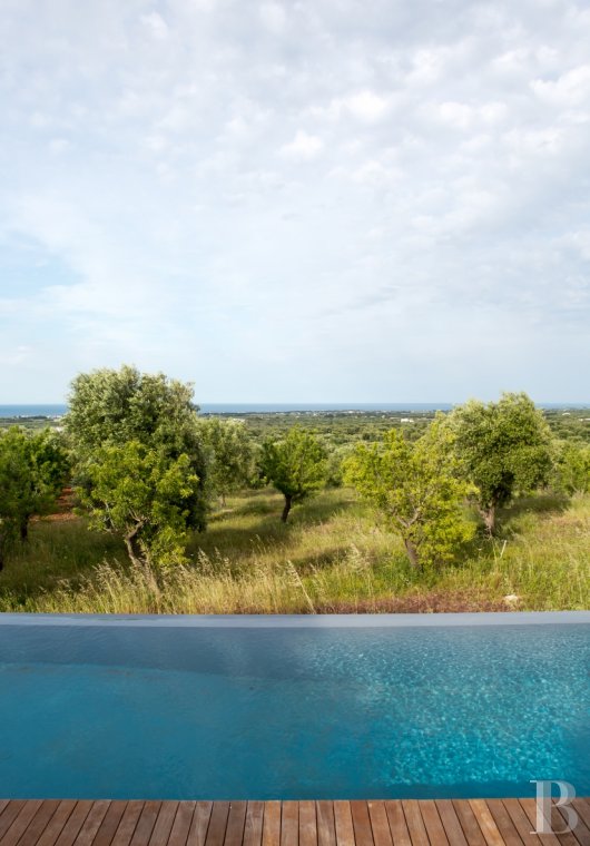 En Italie du sud, dans les Pouilles, ouverte à la villégiature, la Casa di Monti entre deux mers  et un  océan d'oliviers millénaires - photo  n°30