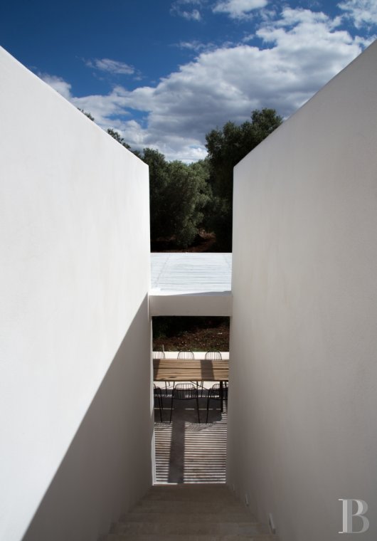 En Italie du sud, dans les Pouilles, ouverte à la villégiature, la Casa di Monti entre deux mers  et un  océan d'oliviers millénaires - photo  n°34