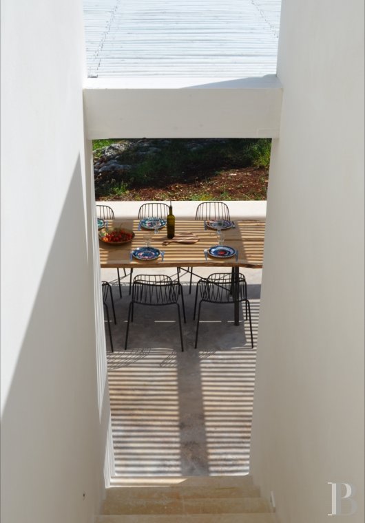 En Italie du sud, dans les Pouilles, ouverte à la villégiature, la Casa di Monti entre deux mers  et un  océan d'oliviers millénaires - photo  n°14