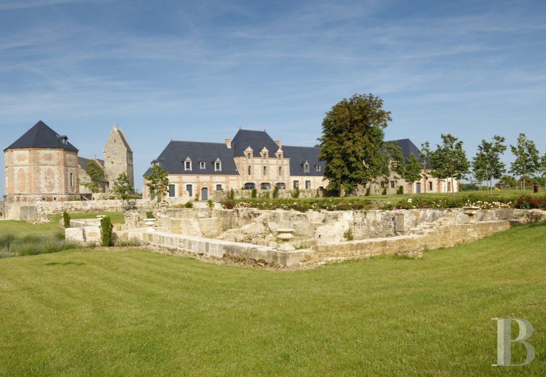 Dans le Cotentin, entre Saint-Lô et Cherbourg, un ancien domaine du 17e siècle à proximité des plages du débarquement - photo  n°2