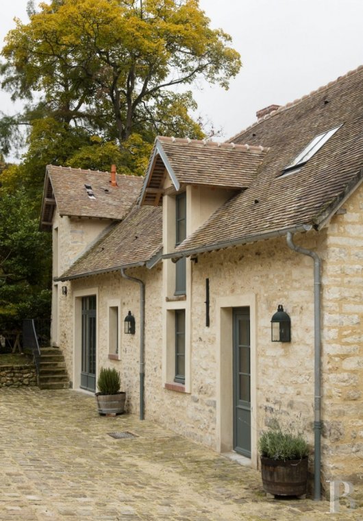 À Courances, en Gâtinais,  les anciennes dépendances du château tranformées en gîtes - photo  n°9