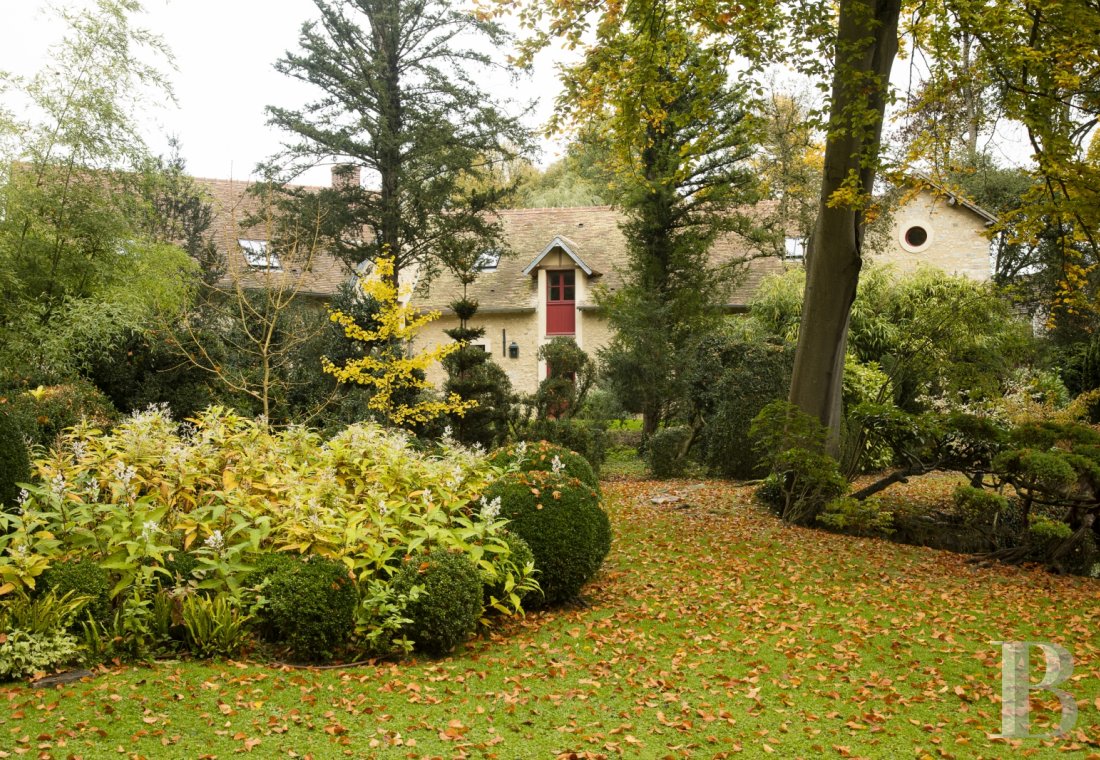 À Courances, en Gâtinais,  les anciennes dépendances du château tranformées en gîtes - photo  n°2