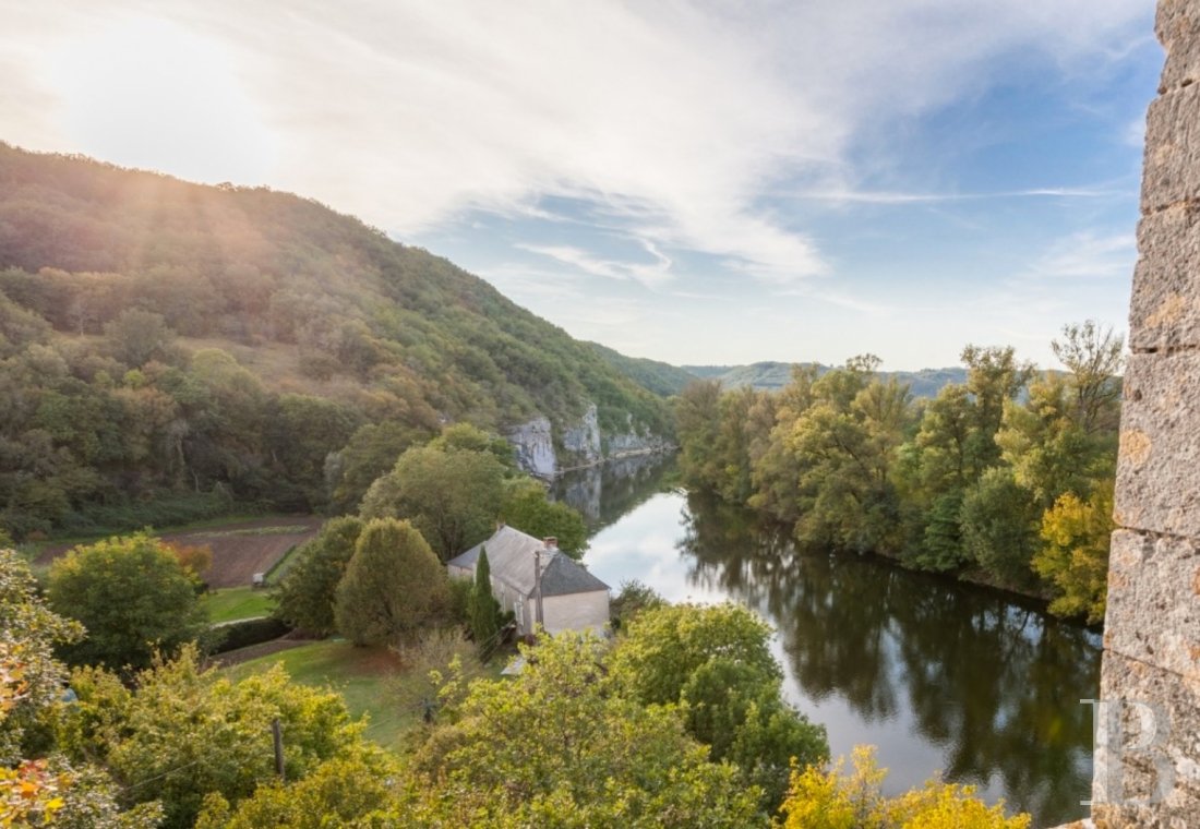 Au nord du département du Lot, un château en belvédère sur la vallée de la Dordogne - photo  n°2