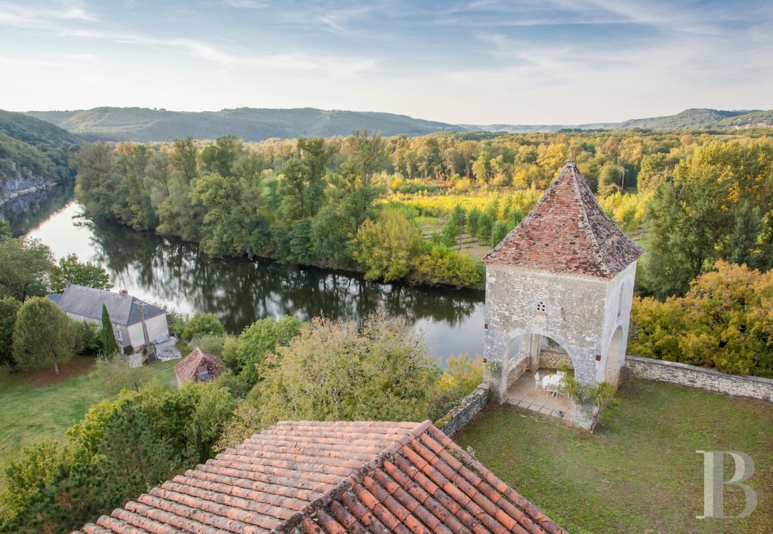 Au nord du département du Lot, un château en belvédère sur la vallée de la Dordogne - photo  n°3