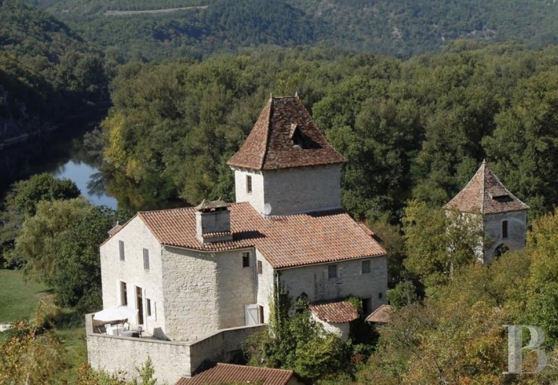 Au nord du département du Lot, un château en belvédère sur la vallée de la Dordogne - photo  n°1
