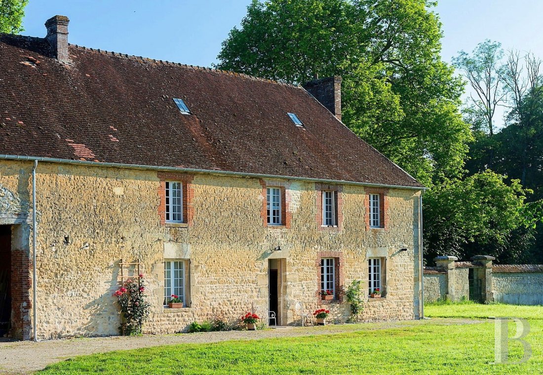 Dans l’Orne,  un majestueux château classique du 18e siècle et son ancienne maison de chef de culture  au milieu de ses terres - photo  n°32