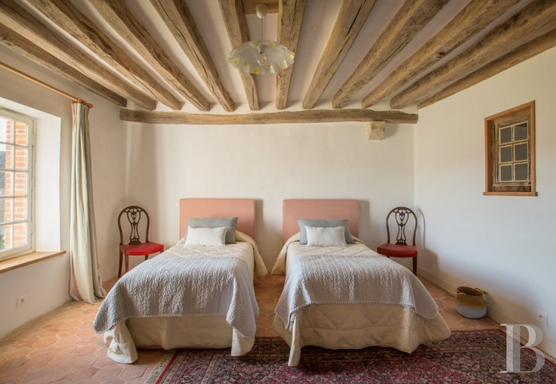 Dans l’Orne,  un majestueux château classique du 18e siècle et son ancienne maison de chef de culture  au milieu de ses terres - photo  n°43