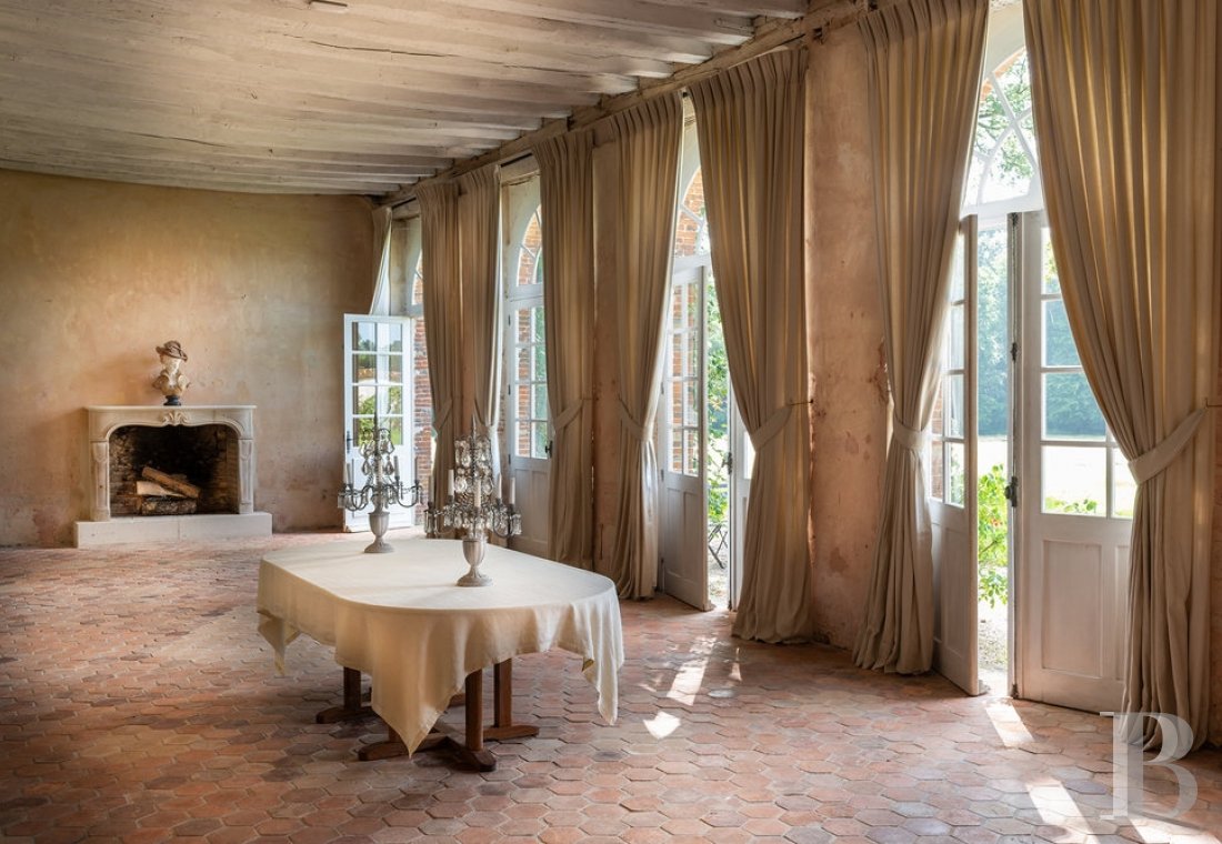 Dans l’Orne,  un majestueux château classique du 18e siècle et son ancienne maison de chef de culture  au milieu de ses terres - photo  n°4