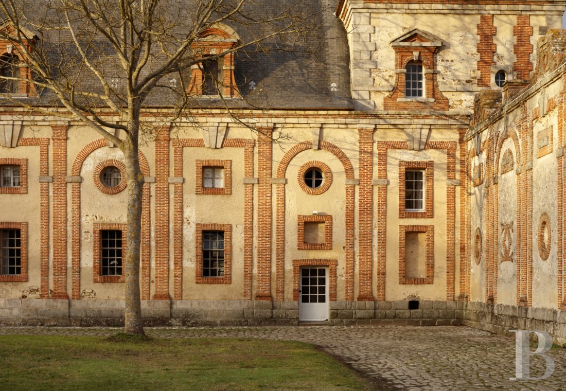 Près de Fontainebleau, les dépendances d’un château du 17e siècle aménagées en lieux de villégiature - photo  n°4