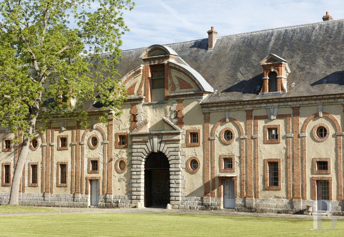 Près de Fontainebleau, les dépendances d’un château du 17e siècle aménagées en lieux de villégiature - photo  n°2
