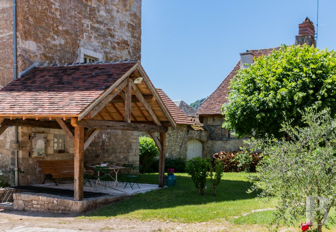 Au cœur du Haut-Quercy, dans la vallée de la Dordogne, une demeure fortifiée et ses nombreux gîtes - photo  n°2