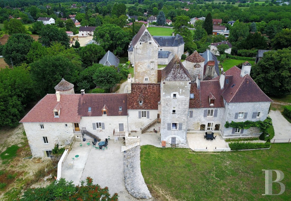 Au cœur du Haut-Quercy, dans la vallée de la Dordogne, une demeure fortifiée et ses nombreux gîtes - photo  n°1