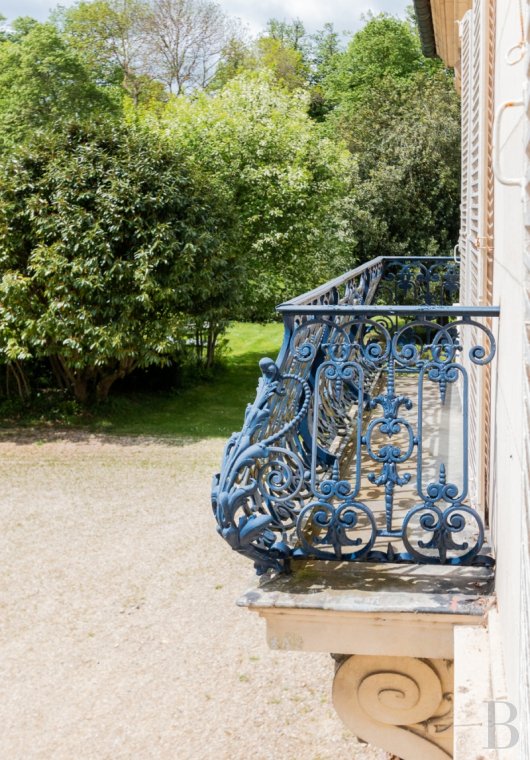 Dans le Calvados, au sud-est de Caen,  un château classique du 18e siècle tout en couleurs - photo  n°3