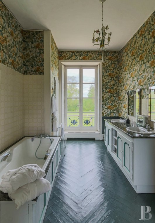 Dans le Calvados, au sud-est de Caen,  un château classique du 18e siècle tout en couleurs - photo  n°15
