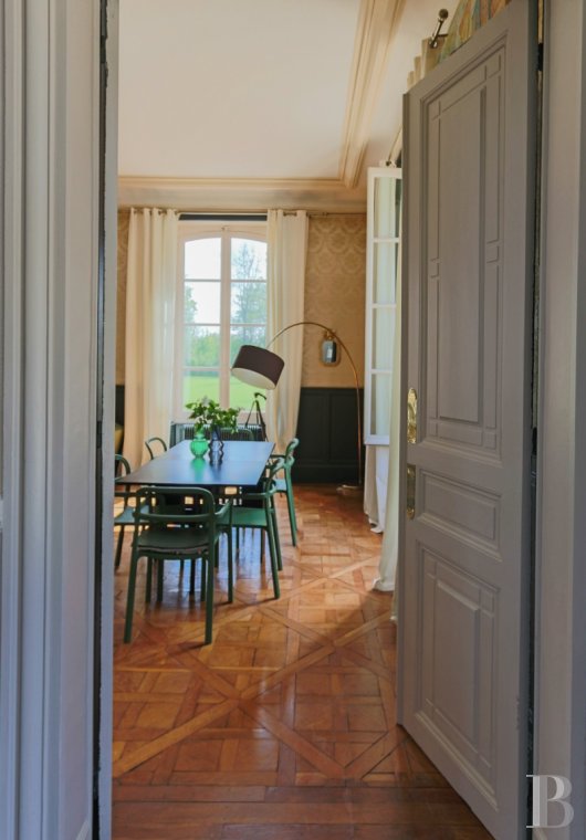 Dans le Calvados, au sud-est de Caen,  un château classique du 18e siècle tout en couleurs - photo  n°8