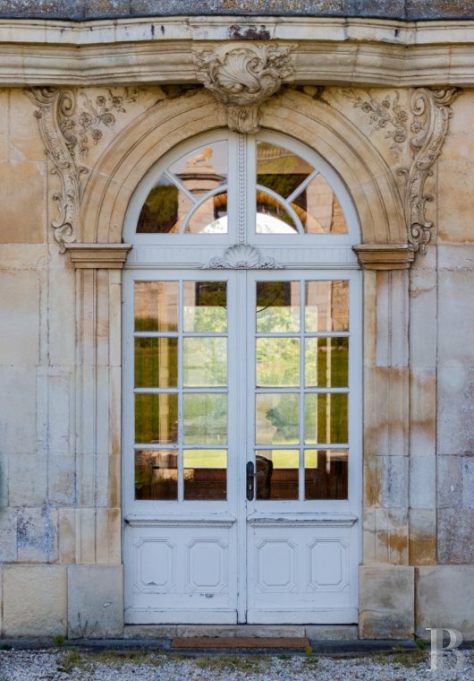 Dans le Calvados, au sud-est de Caen,  un château classique du 18e siècle tout en couleurs - photo  n°2