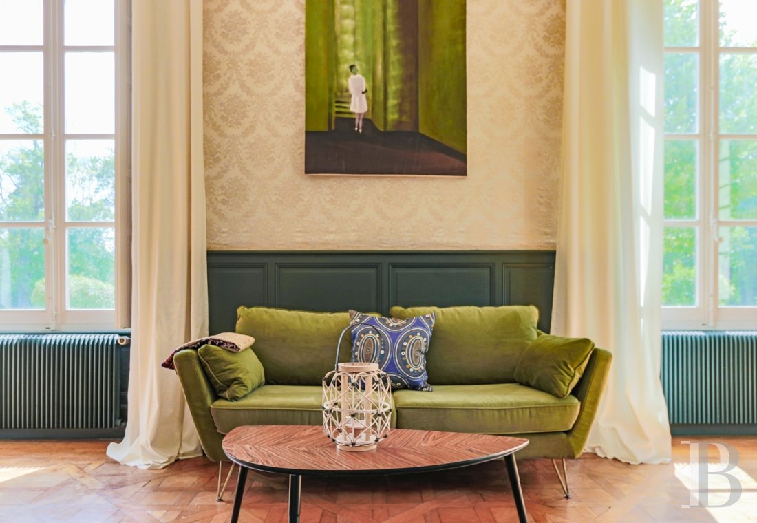 Dans le Calvados, au sud-est de Caen,  un château classique du 18e siècle tout en couleurs - photo  n°5
