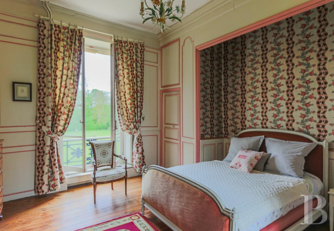Dans le Calvados, au sud-est de Caen,  un château classique du 18e siècle tout en couleurs - photo  n°23