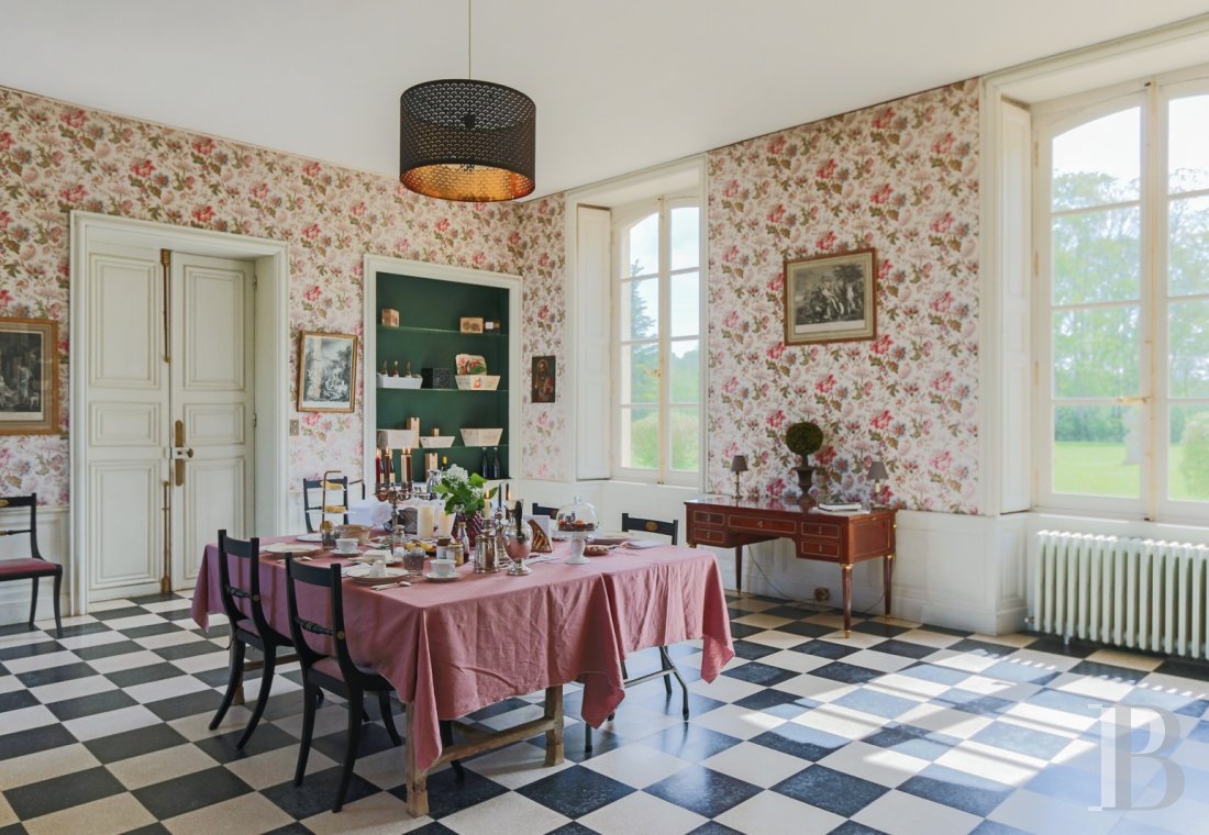 Dans le Calvados, au sud-est de Caen,  un château classique du 18e siècle tout en couleurs - photo  n°10