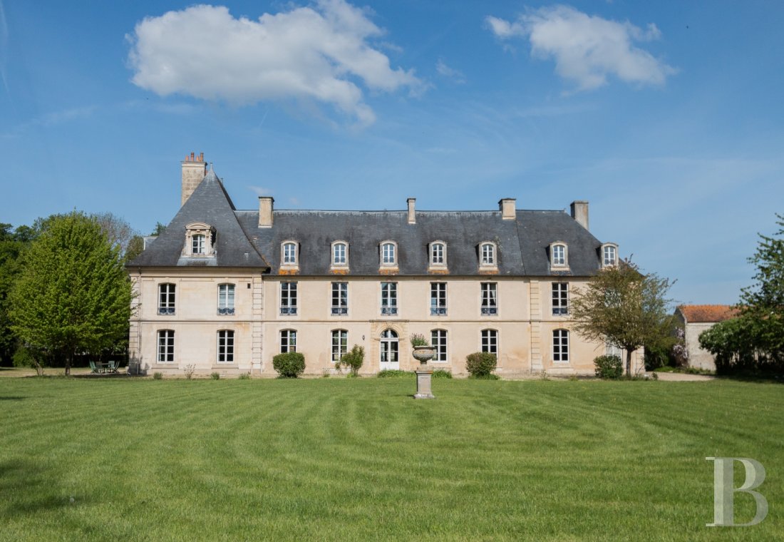 Dans le Calvados, au sud-est de Caen,  un château classique du 18e siècle tout en couleurs - photo  n°1