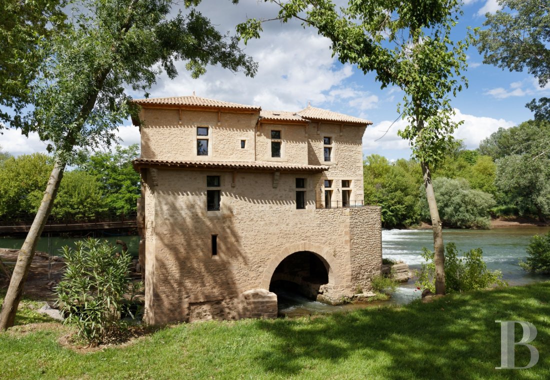 Au bord de l’Hérault, entre Montpellier et Béziers, un ancien moulin fortifié transformé en paisible maison de villégiature - photo  n°1
