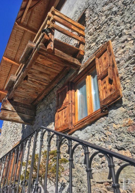 Au sud de Briançon, dans les Hautes-Alpes, un ancien prieuré entouré de crêtes enneigées et baigné de soleil - photo  n°9