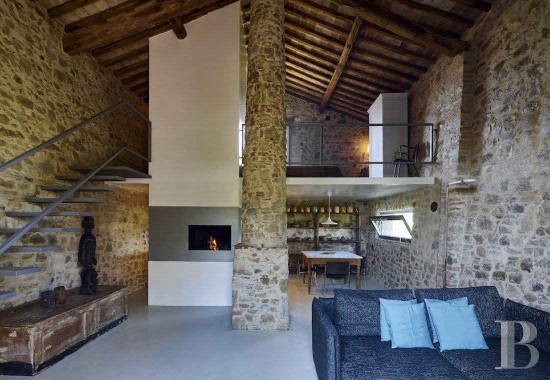 En Toscane, au nord de Sienne,  une ancienne ferme inspirée par le design et transformée en gîtes  - photo  n°16