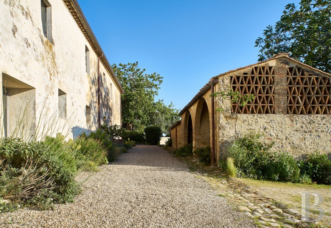 En Toscane, au nord de Sienne,  une ancienne ferme inspirée par le design et transformée en gîtes  - photo  n°40