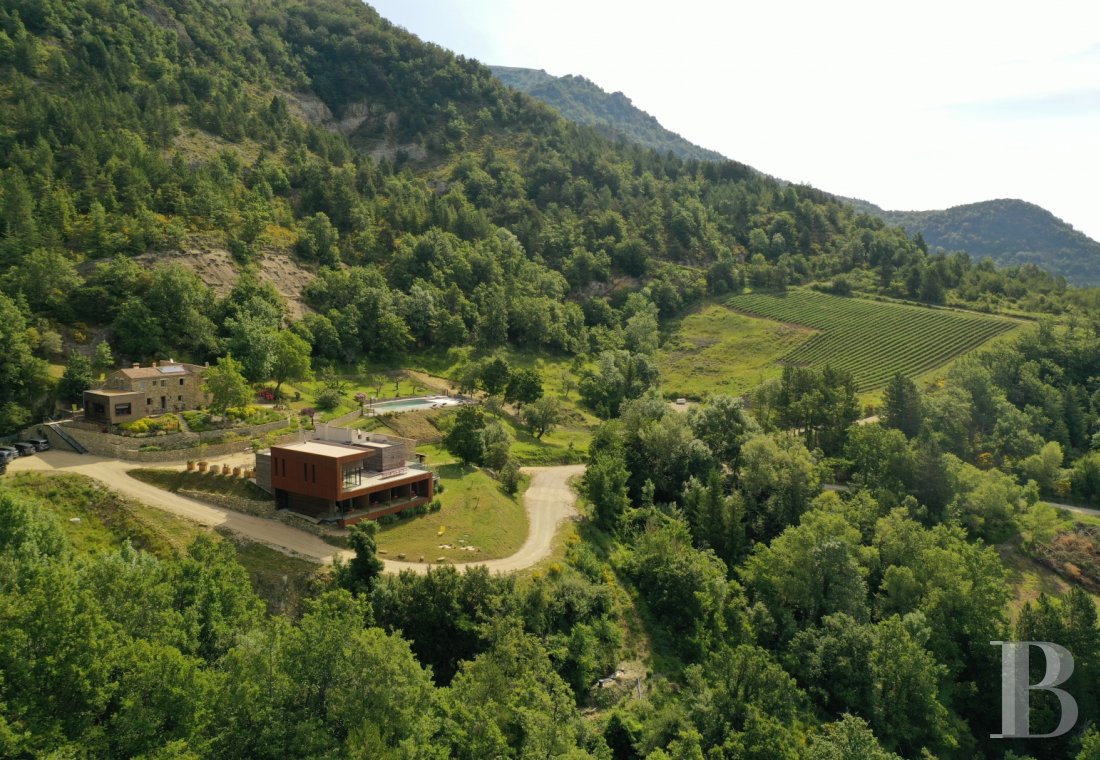 En Drôme provençale, au milieu des montagnes, un hameau du 18e siècle à l'esprit contemporain - photo  n°1