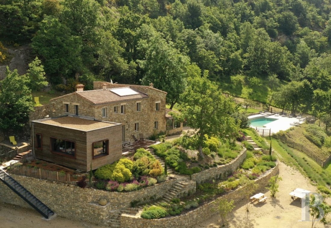 En Drôme provençale, au milieu des montagnes, un hameau du 18e siècle à l'esprit contemporain - photo  n°2
