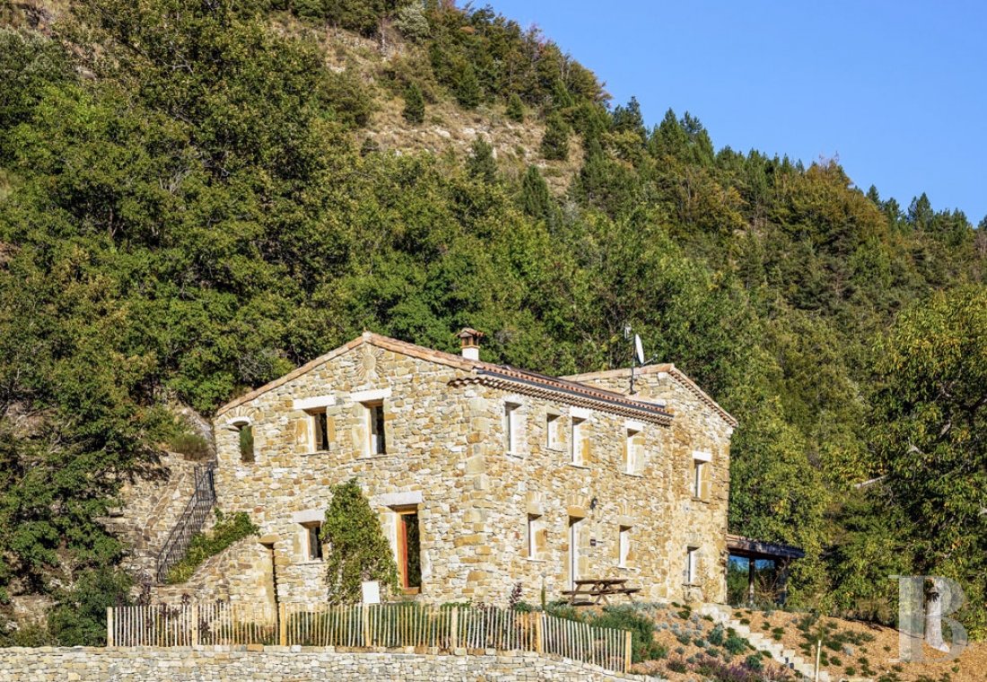 En Drôme provençale, au milieu des montagnes, un hameau du 18e siècle à l'esprit contemporain - photo  n°8