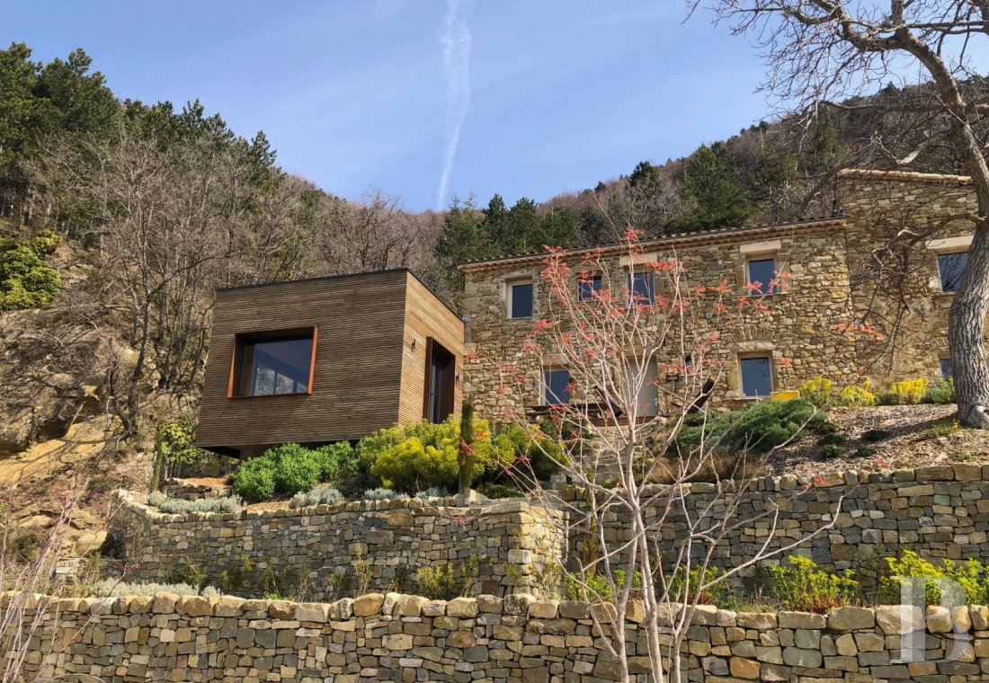 En Drôme provençale, au milieu des montagnes, un hameau du 18e siècle à l'esprit contemporain - photo  n°9