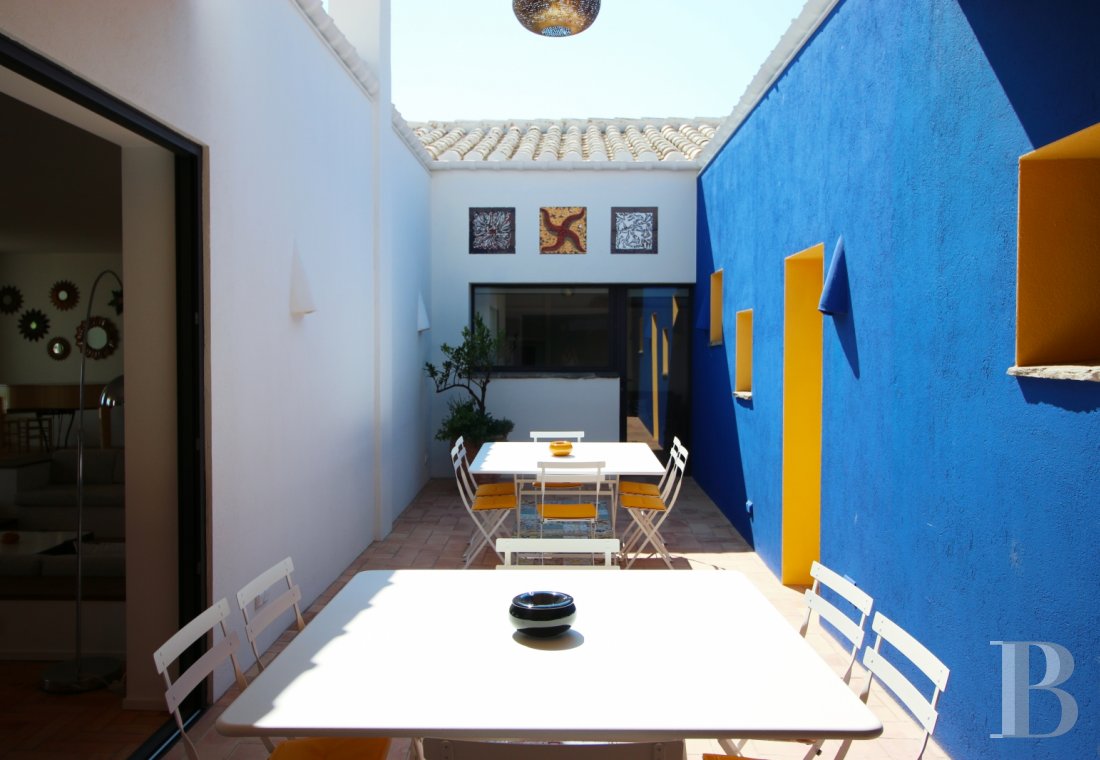 À Cadaques, dans le Parc naturel de Cap de Creus, une impressionnante maison de Peter Harnden, architecte des années 60 - photo  n°4