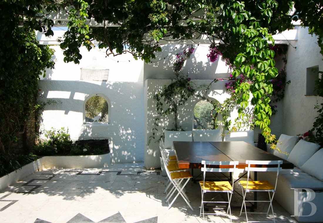 À Cadaques, dans le Parc naturel de Cap de Creus, une impressionnante maison de Peter Harnden, architecte des années 60 - photo  n°30