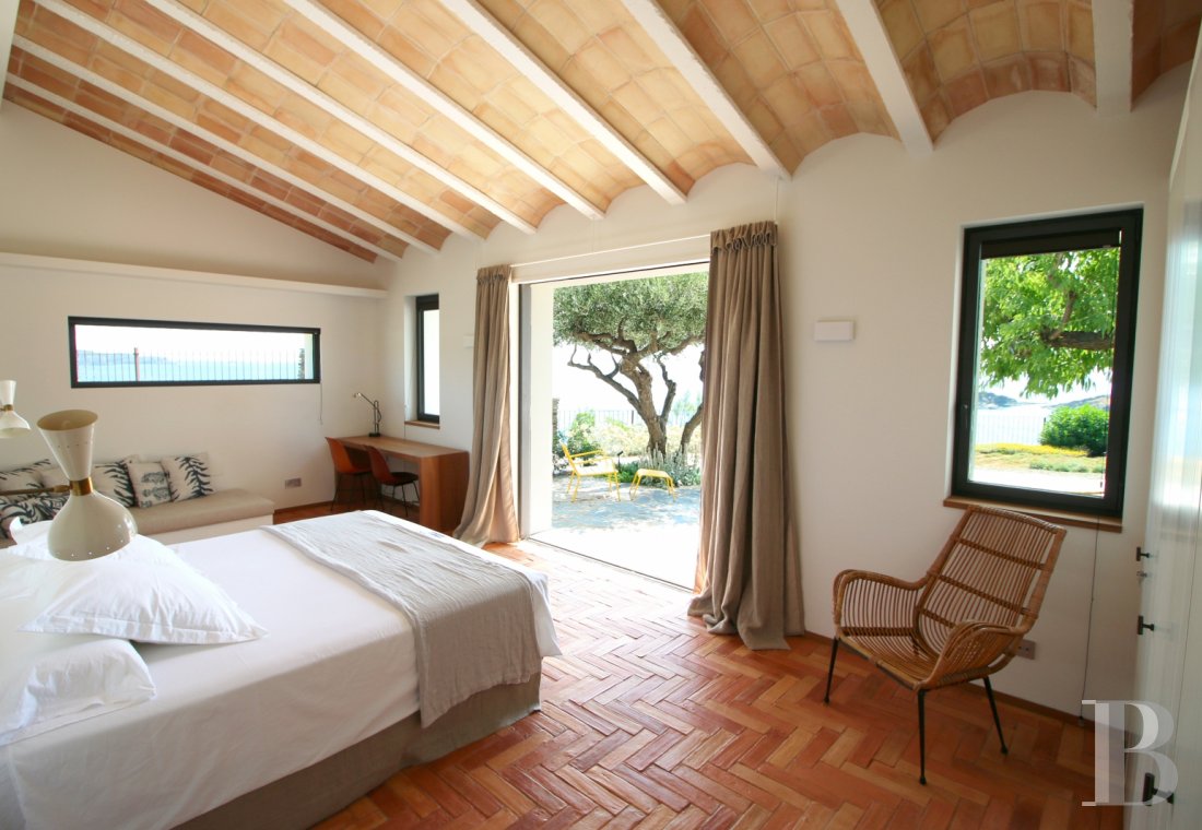 À Cadaques, dans le Parc naturel de Cap de Creus, une impressionnante maison de Peter Harnden, architecte des années 60 - photo  n°24
